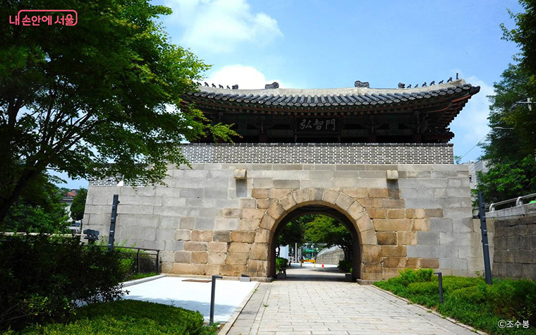 숙종은 탕춘대성의 정문을 1719년에 건립하고, 홍지문이라 하였다.