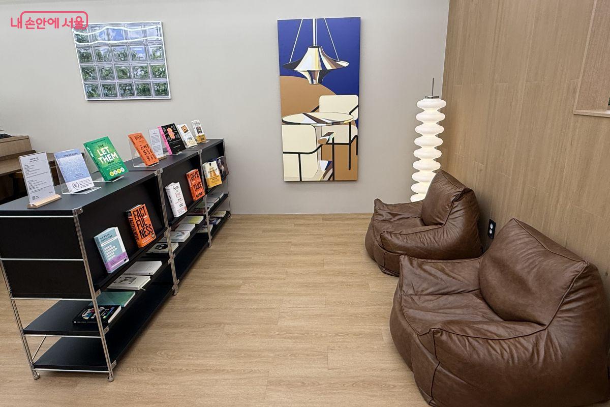 독서 라운지 내부 모습. 다양한 장르의 책들과 편하게 책을 읽을 수 있는 빈백이 놓여 있다. ©황수민