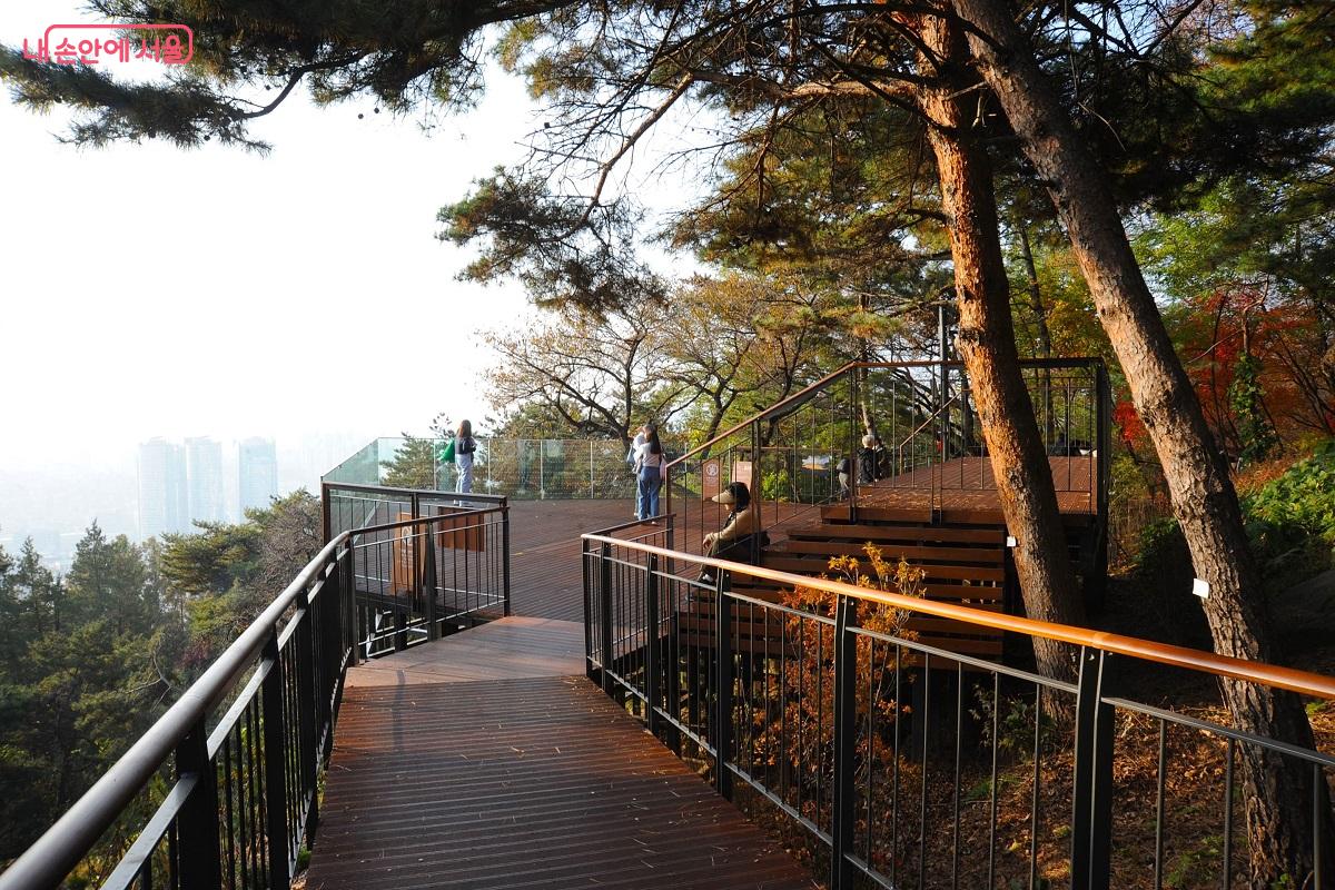 하늘숲길 중 최고 인기 장소인 ‘노을전망대’ ©조수봉