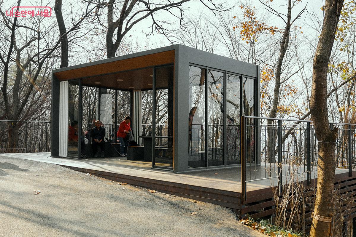 한편에는 쉬어갈 수 있는 퍼걸러(파고라)도 설치되어 있다. ©김아름