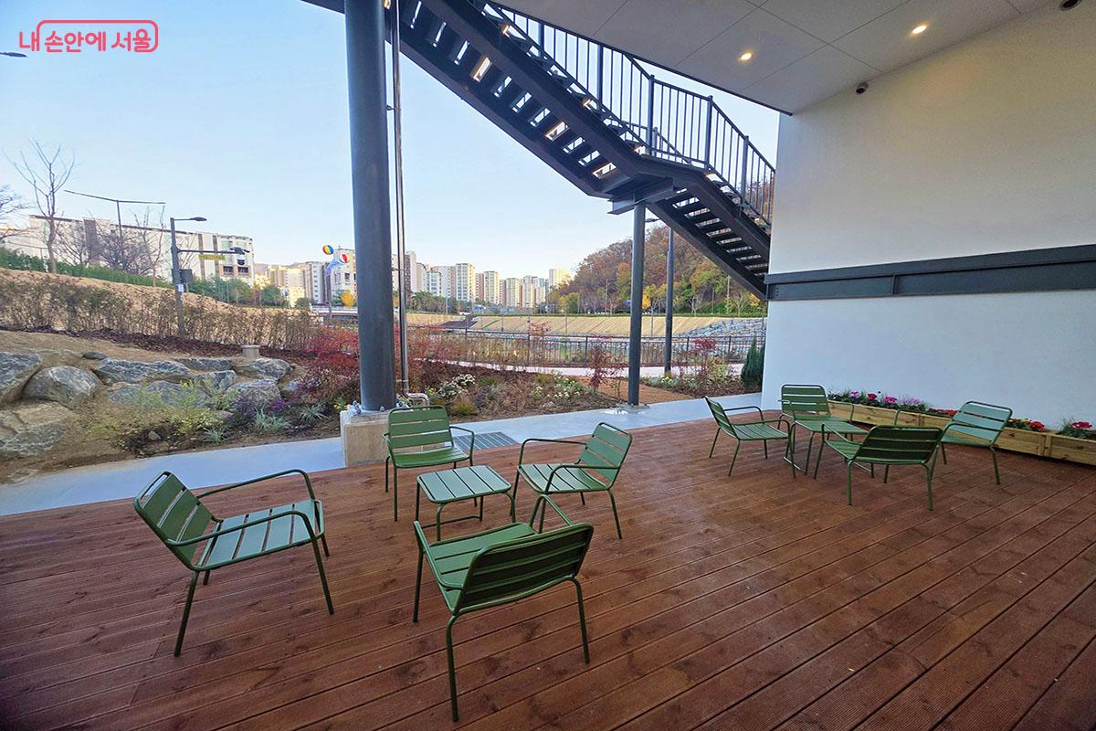 산책로와 다양한 식물을 감상할 수 있는 1층 테이블 공간 ©이정민