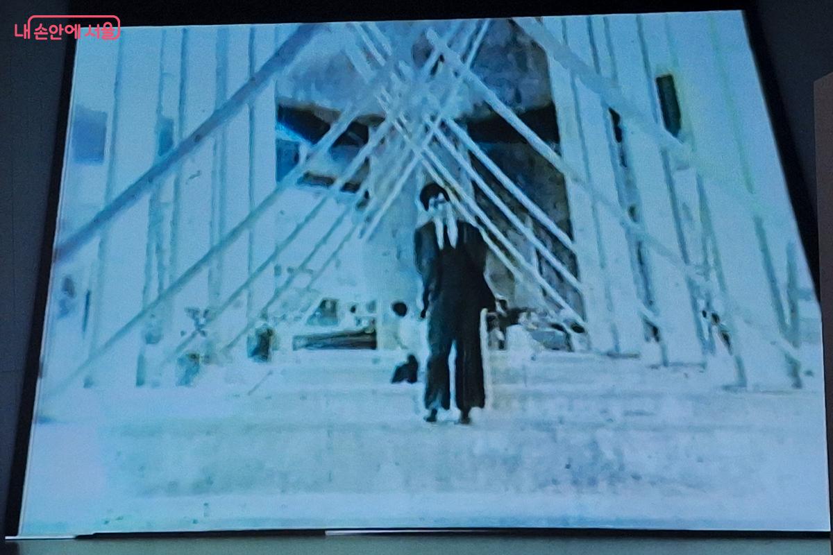 한국 사진 예술의 역사를 시대순으로 보여주는 영상이 준비되어 관람객들 이해를 도왔다. ©백승훈