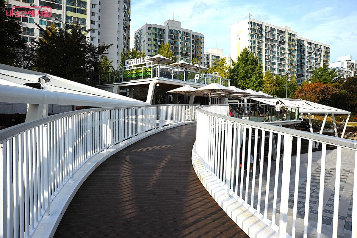 폭 2.5m, 길이 45.7m의 초승달 모양의 달빛 브릿지는 완만한 경사의 나무 테크로 무장애길이다. ©조수봉