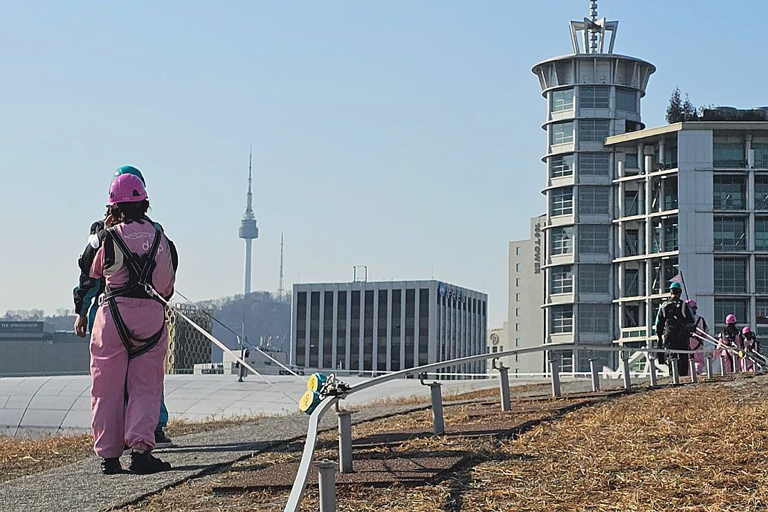 하늘을 걷는 게 이런 느낌일까? DDP 지붕 위 펼쳐진 이색 투어