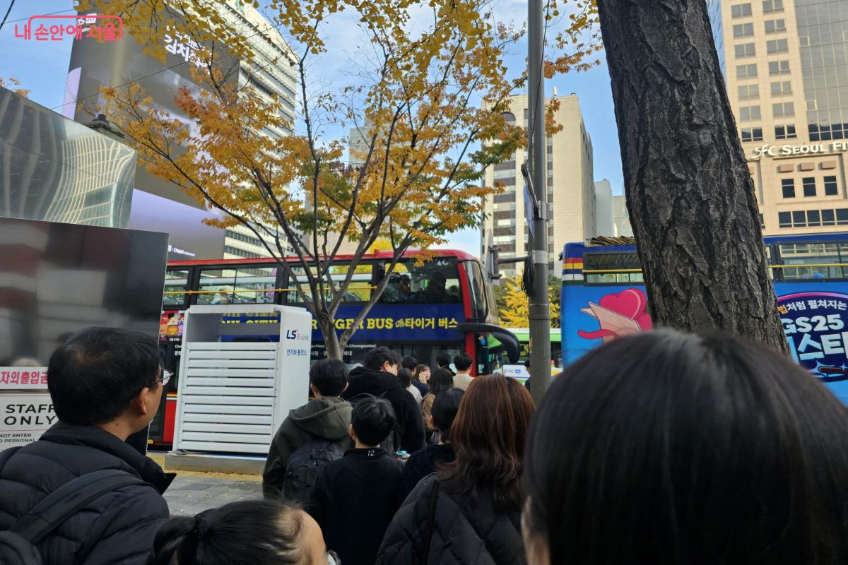 서울의 고궁과 남산을 볼 수 있는 &lsquo;고궁도심코스&rsquo;로 예약해 탑승했다. &copy;염지연
