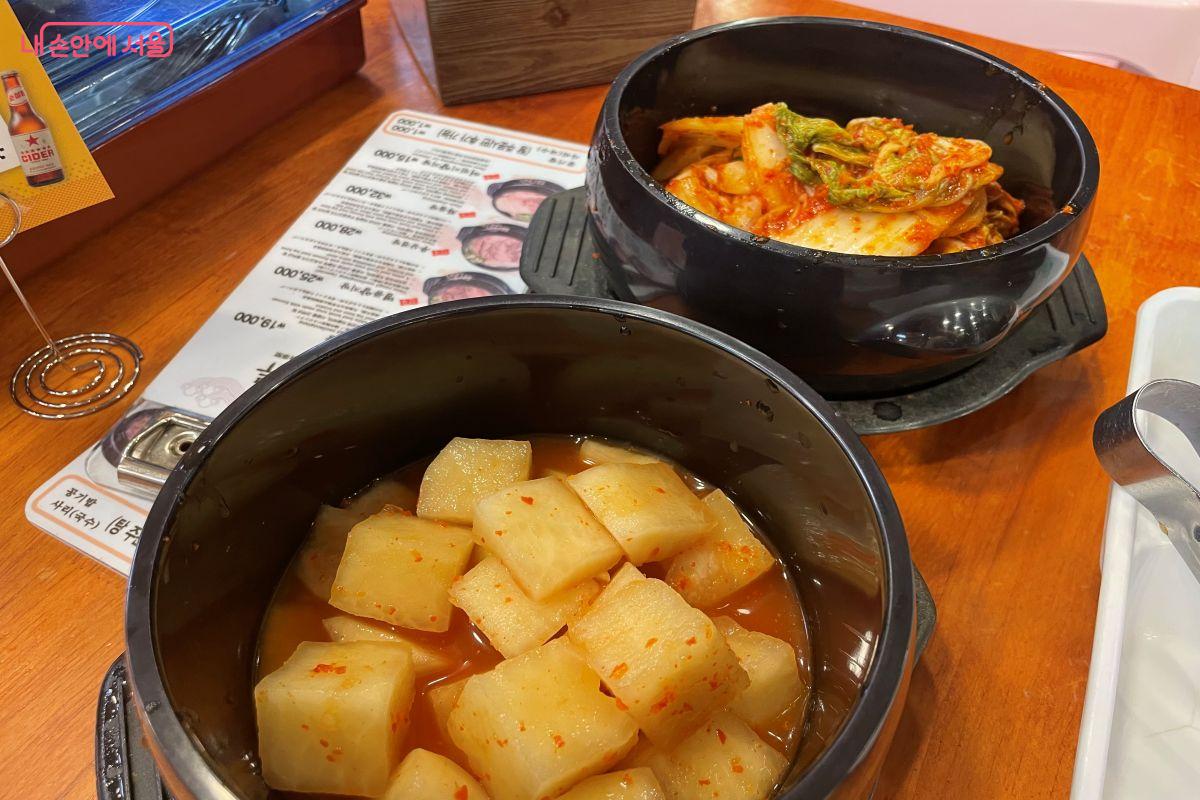 깍두기와 김치는 양지탕과 함께 먹으면 아주 좋다. ©노윤지