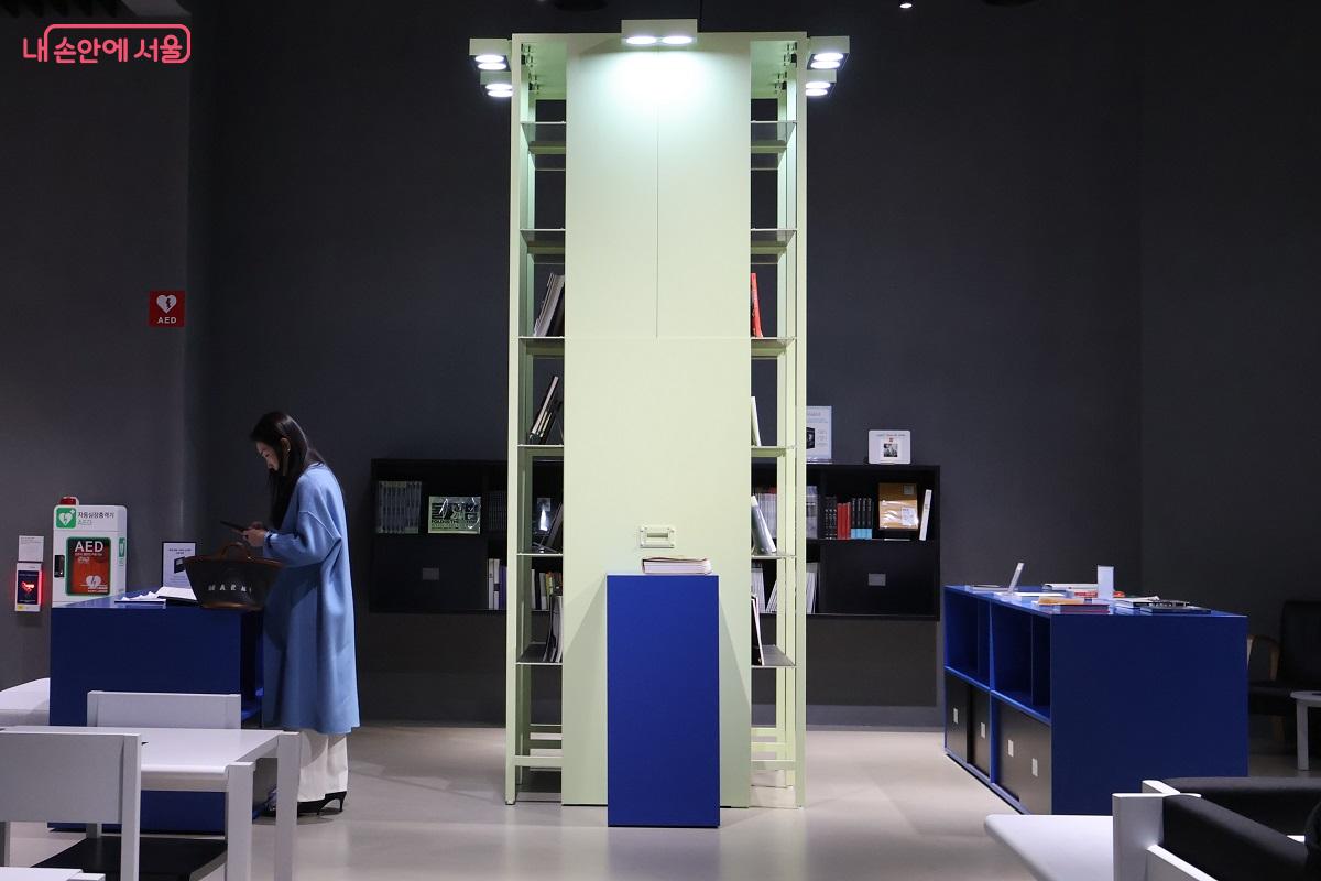 1층에 위치한 북카페는 단순한 휴식 공간을 넘어, '포토북 라이브러리' 역할을 한다. ©이봉덕  