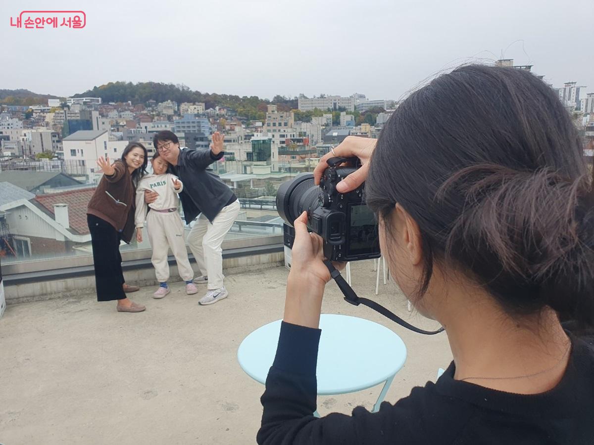 연희동 부부와 함께하는 오래가게 스냅 투어 ©엄윤주