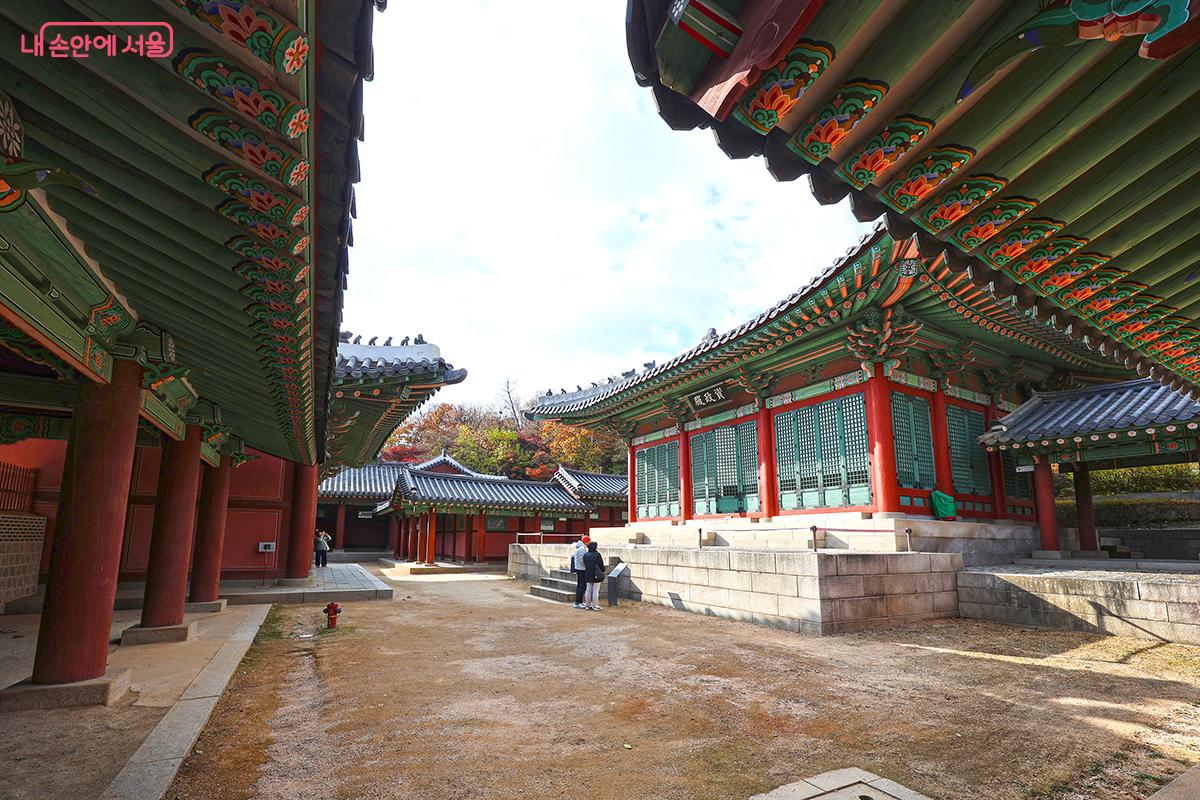 국왕이 신하들과 정사를 논하던 자정전 전경 ©김주연