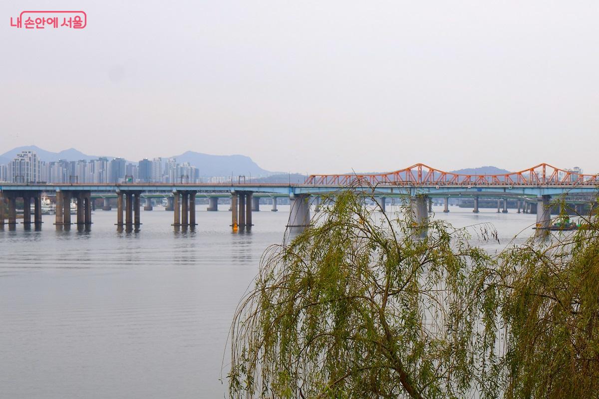 유유히 흐르는 한강을 가로지르는 동호대교 풍경 ©이봉덕 