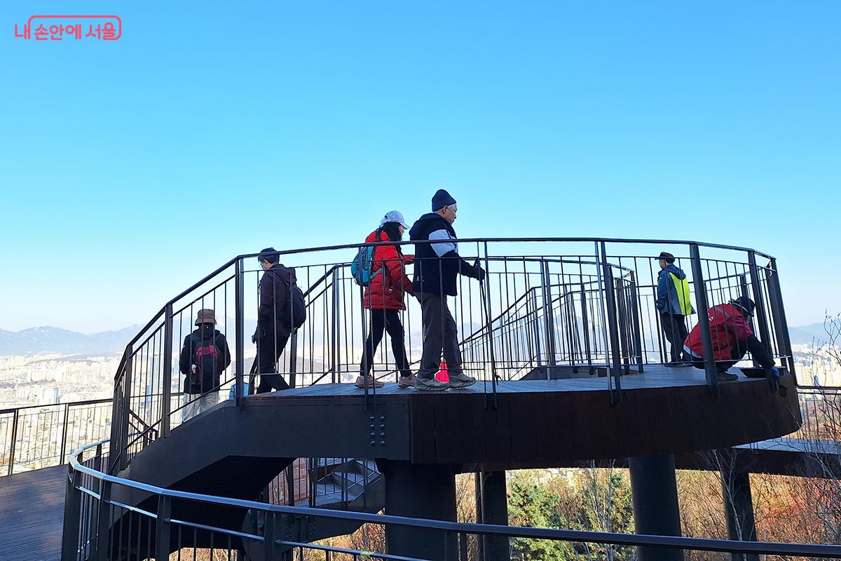 서울둘레길 4코스(망우&middot;용마산)에 새롭게 문을 연 용마산 스카이워크 전망대 &copy;이혜숙