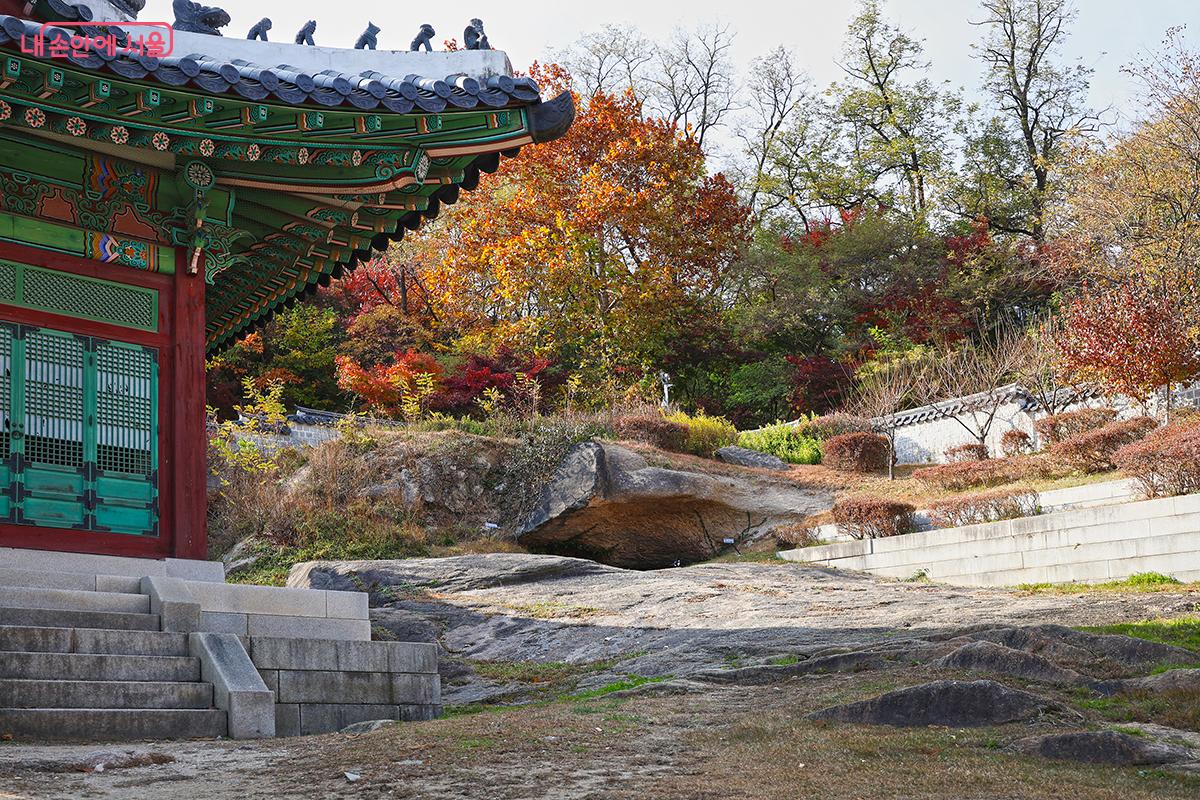 태령전 뒤에는 서암과 암천이 자리하고 있다. ©김주연