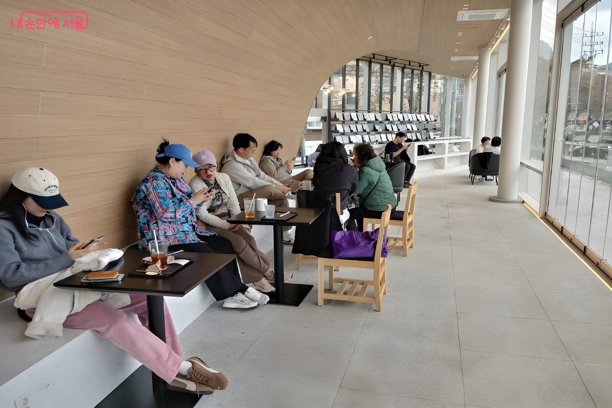 '재간정'이 조성된 1층, 차 한 잔의 여유를 즐기며 담소를 나눈 사람들 ©김영주