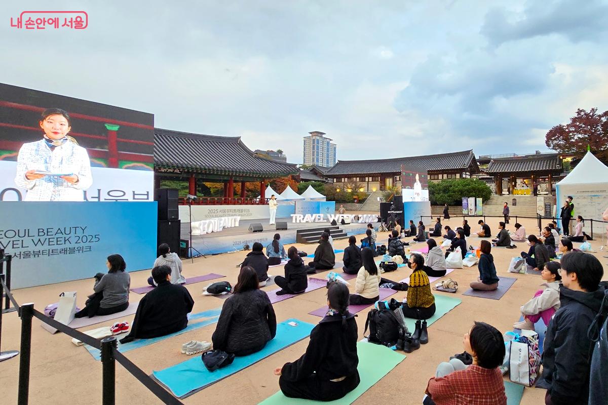 남산골한옥마을 천우각 광장에 모여 요가를 준비하는 참가자들 ©김윤경