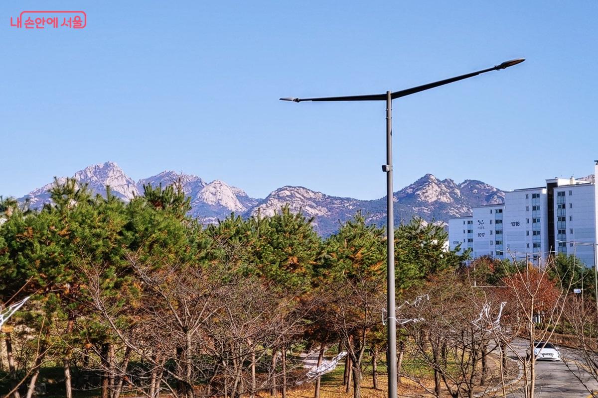 구파발 수변활력공간에서 바라다 보이는 북한산 전경이 한 폭의 그림 같다. ©엄윤주