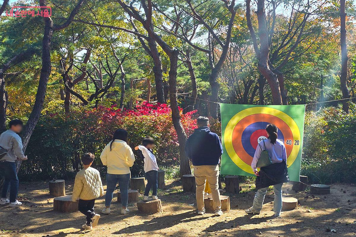 한남유아숲체험원에서 놀이를 하는 아이들 ©이정민
