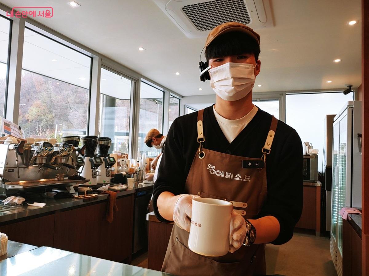'은평 에피소드'에서 근무 중인 전지훈 청년은 멋진 풍경과 드라이브스루를 장점으로 꼽았다. ©엄윤주