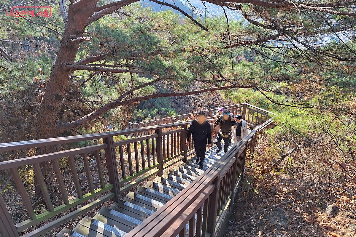 용마산 폭포공원을 통해 스카이워크로 향하는 시민들 &copy;이혜숙