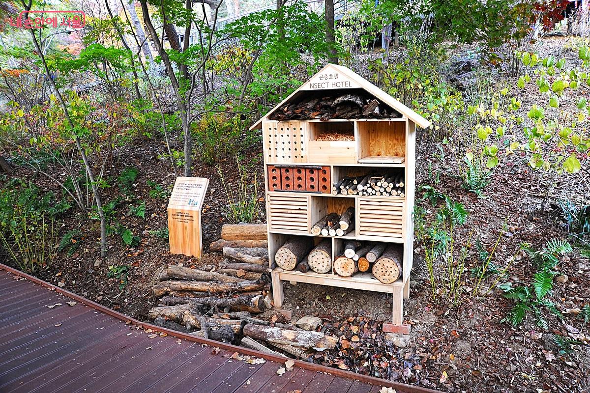 지난해 습설로 피해를 입은 나무를 재활용해 지은 곤충호텔 ⓒ조수봉