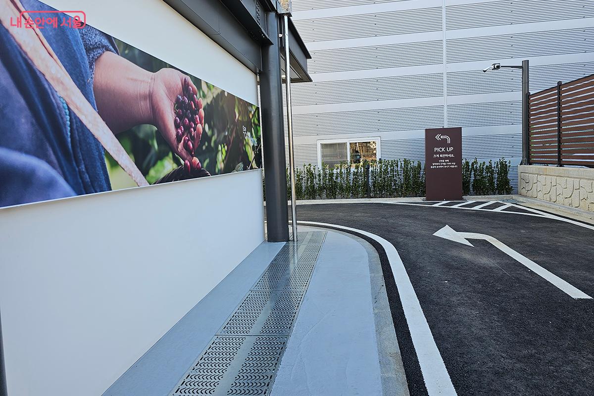 ‘은평 에피소드’는 드라이브 스루 이용이 가능해, 누구나 편하게 들러 갈 수 있는 열린 카페다. ©정향선