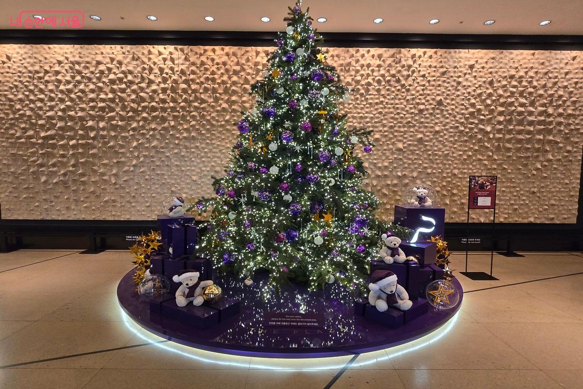 보랏빛 트리와 귀여운 테디베어가 어우러진 더 플라자 호텔 서울 로비 ©김은주