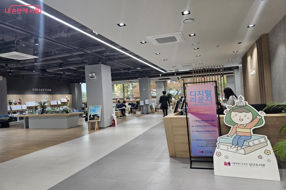 디지털라운지에는 기존 도서관의 틀을 깨는 색다른 공간이 조성된 미디어 체험 공간이 있다 ⓒ염지연