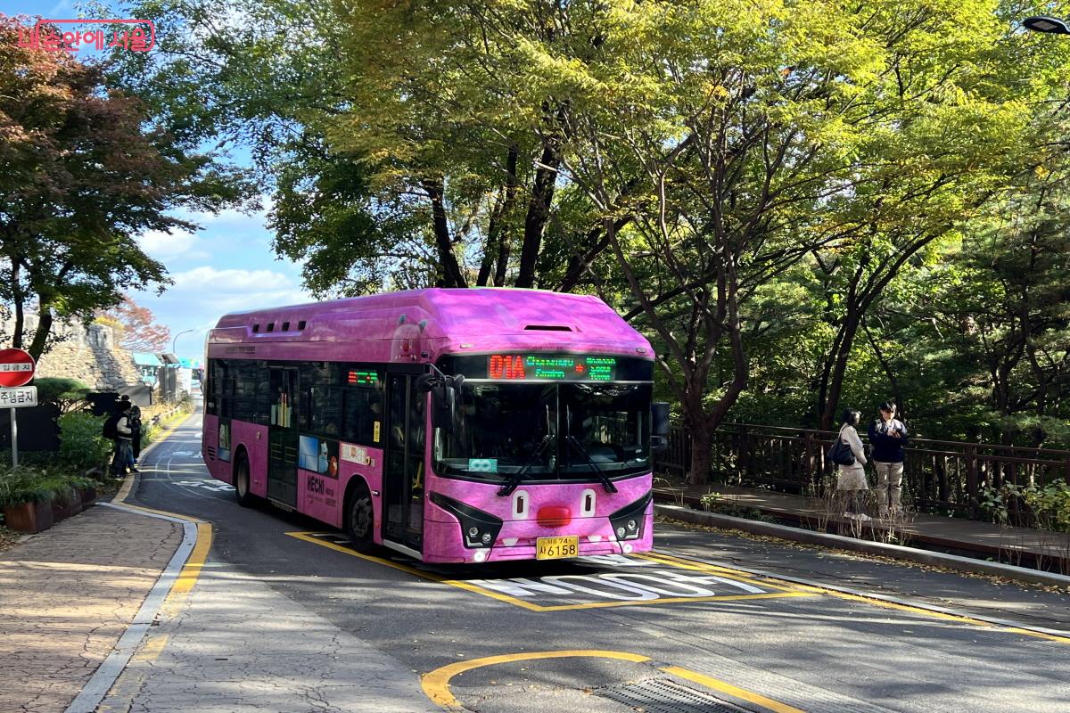 서울 주요 도심을 운행하는 01A해치버스 ©박지영