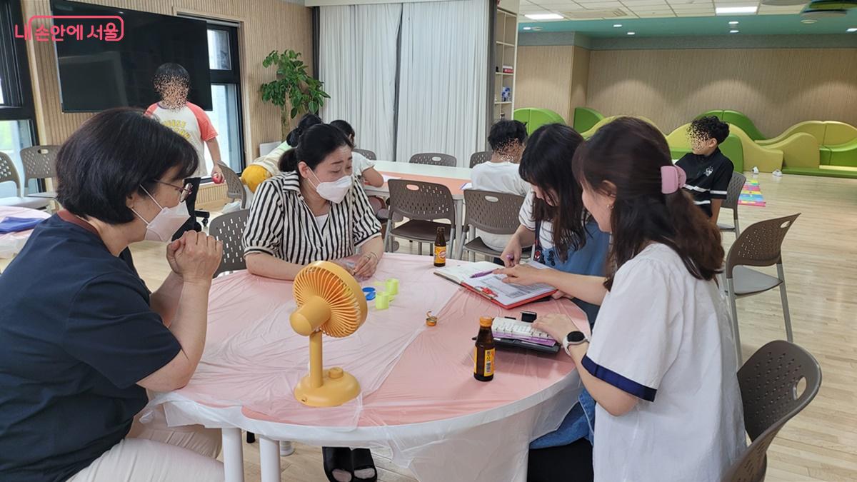 방과 후 학생을 지도하는 늘봄학교 참여자들, 아이를 만나는 것이 행복이라 했다. ©최용수