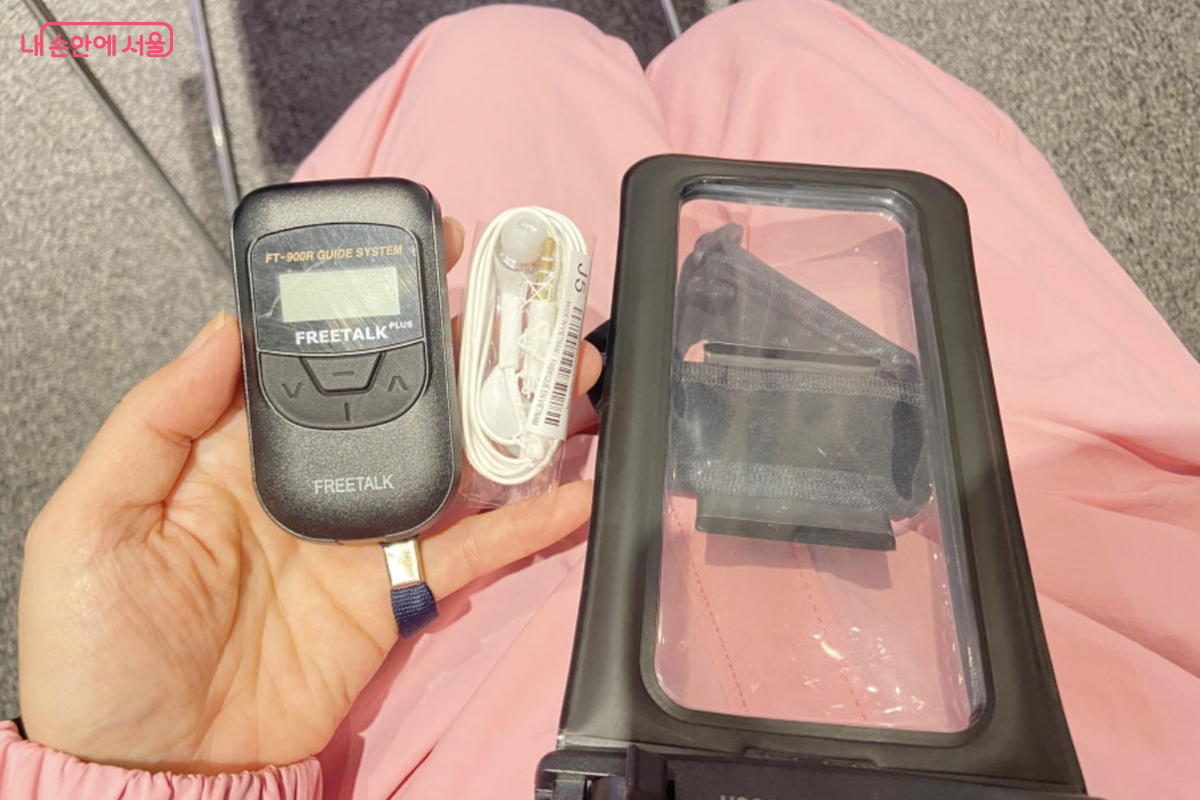 투어 해설을 듣기 위한 이어폰과 핸드폰 보관 파우치를 미리 받았다. ©김경선