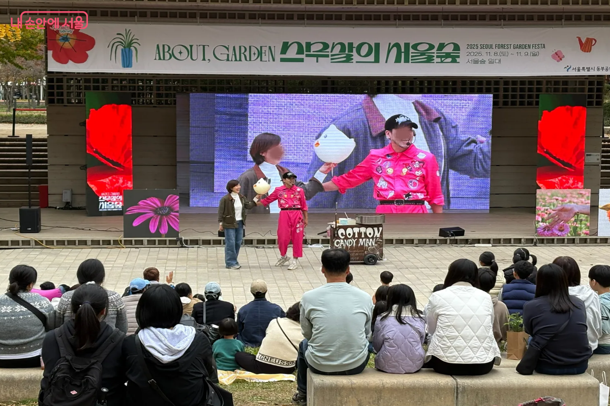 코튼 캔디맨이 시민들 닮은 오리 모양의 솜사탕을 제작하여 선물하고 있는 모습 &copy;이혜린