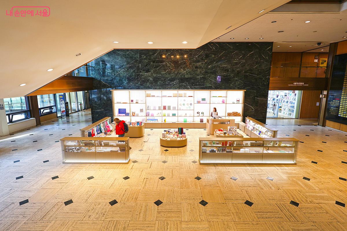 서울역사박물관 1층에 마련된 기념품 숍 전경 ©김주연