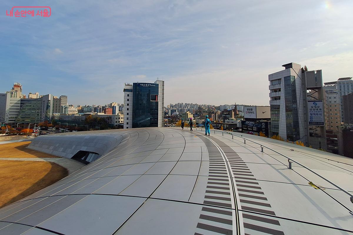 총 652m에 달하는 DDP 루프탑은 '디자인-역사-파노라마-미래'라는 네 가지 시간 테마로 구성되어 있다. ©백승훈 
