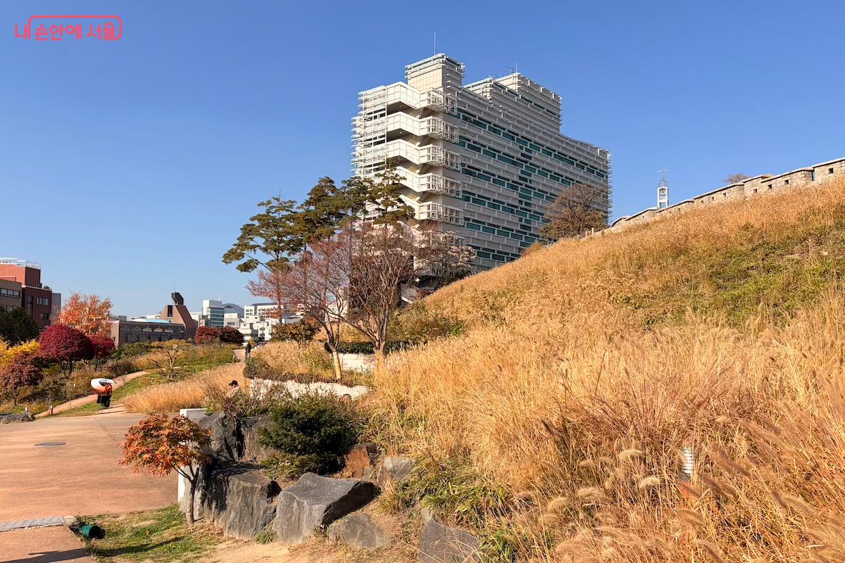 흥인지문공원 입구에서 볼 수 있는 한양도성박물관 ©이종빈