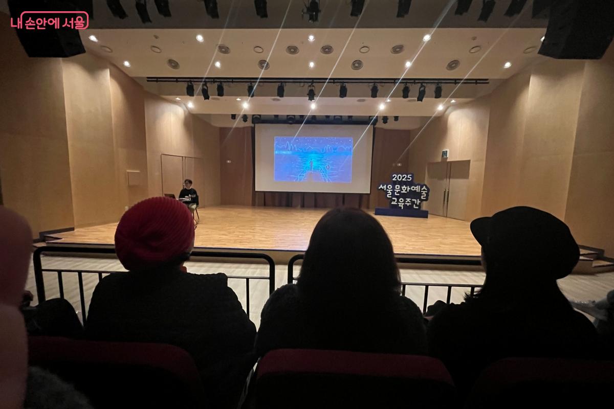 영화와 책을 넘나들며 나만의 초록 불빛을 찾는 참여자들 &copy;김연희