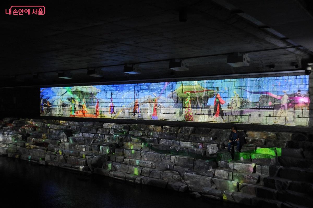 오간수교 아래 옹벽에 투사 중인 미디어아트 쇼 ‘오간수문에서 오간수교로’ ©조수봉