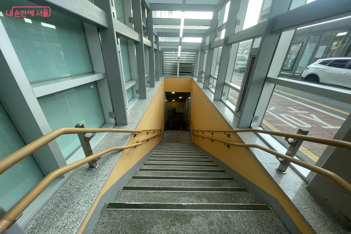 여의도 지하벙커 입구에서 전시장으로 내려가는 계단 ©이정민