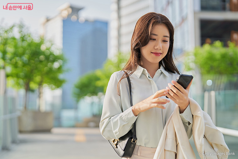 사회적 고통을 받는 사람에게 평소보다 깊은 위로와 안부 챙기기가 회복탄력성을 높인다.