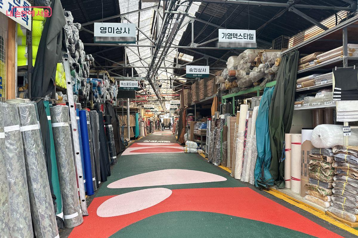 신설종합시장은 국내 최대 규모의 가죽 원단 및 부자재 전문 도매시장이다. ©김재형