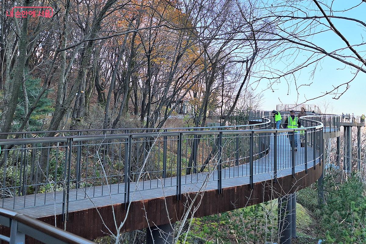 완전 개장을 앞두고 도색과 안전 장비 점검 등 마무리 작업이 한창이다. &copy;이혜숙