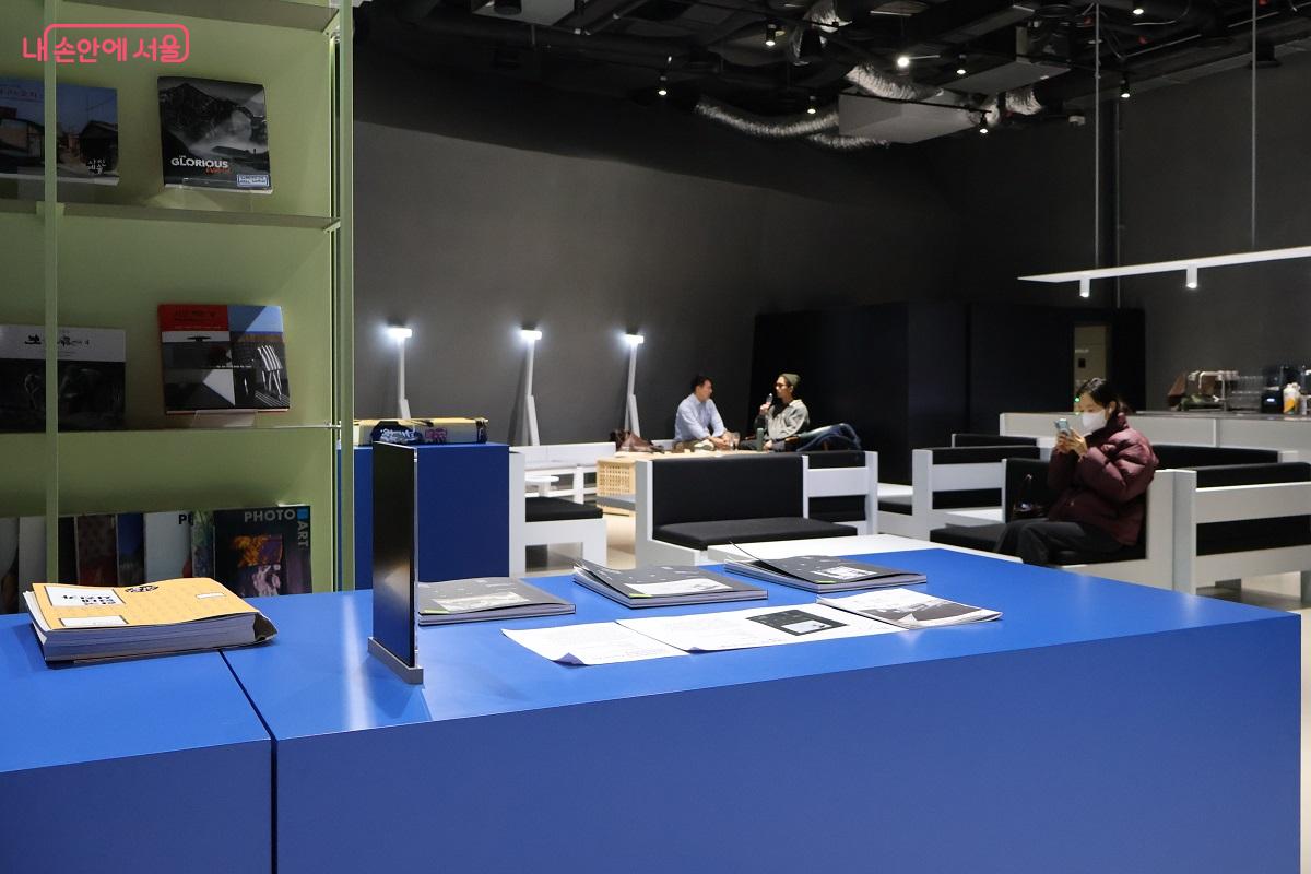 관람객들이 전시장에서 느꼈던 감동을 사색하거나 동료 관람객과 교류할 수 있는 공간, 북카페 ©이봉덕
