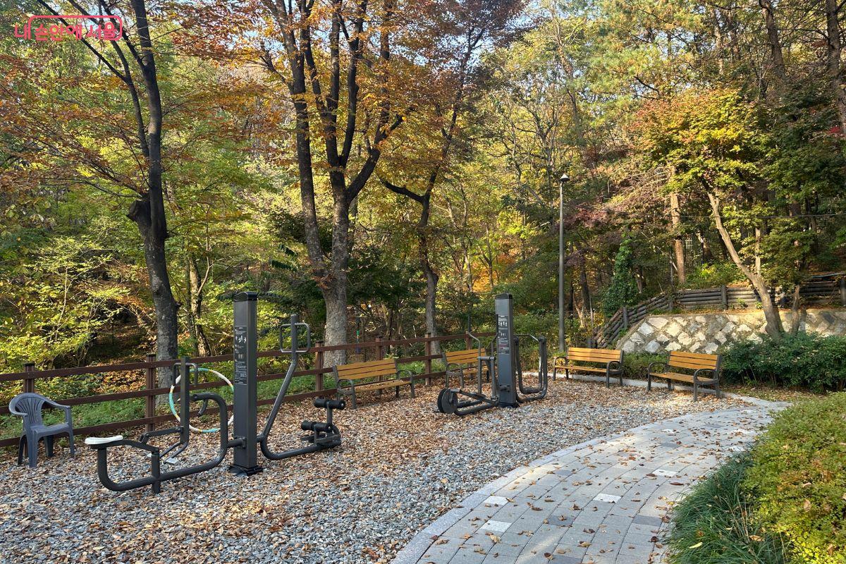 산책로를 따라 휴식을 취할 수 있는 환경이 잘 조성돼 있다. ©김재형