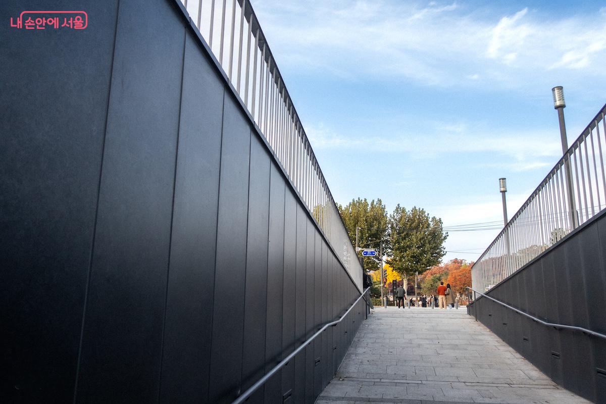 세운상가 개방화장실로 이어지는 경사형 출입통로 &copy;이진형