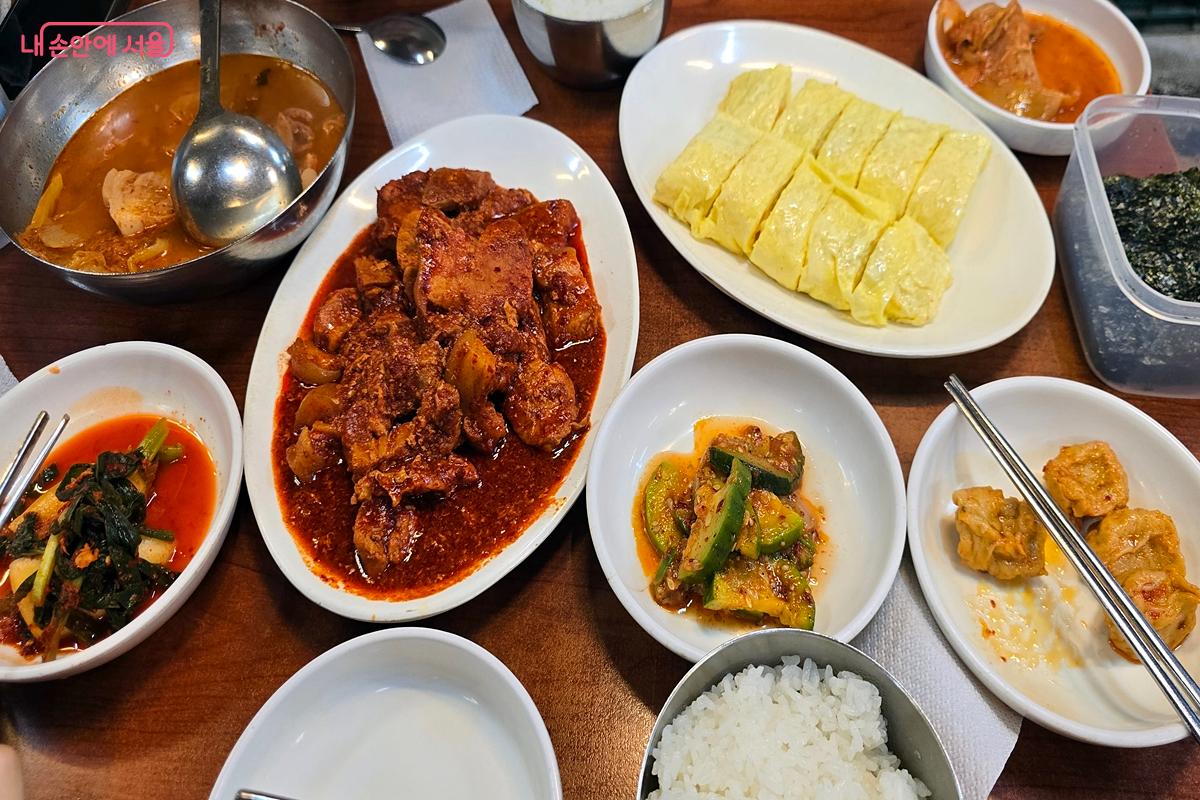 굴다리식당의 제육볶음과 김치찌개, 계란말이 ©김윤경