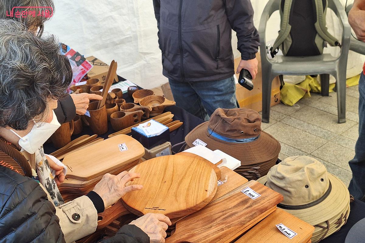 목공예 장인들이 직접 만든 도마 등의 부엌용품들이 저렴한 가격으로 판매되었다. &copy;정향선