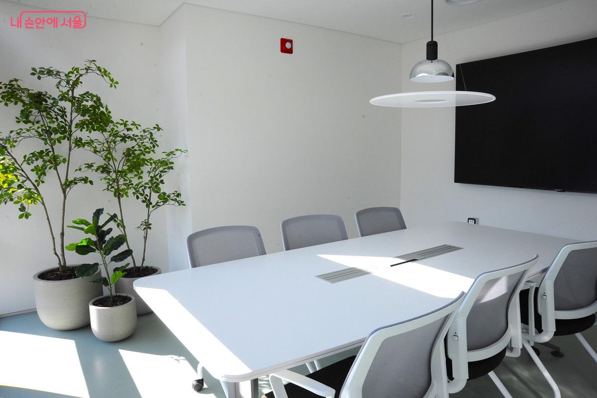 다용도 공간으로 쓰이는 회의실1 ©조수봉