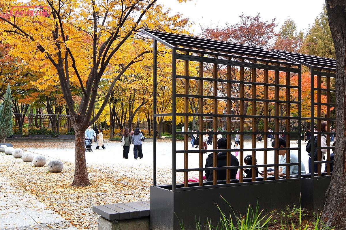 새롭게 정비된 공원의 가을 정취를 만끽하고 있는 시민들 ©이봉덕