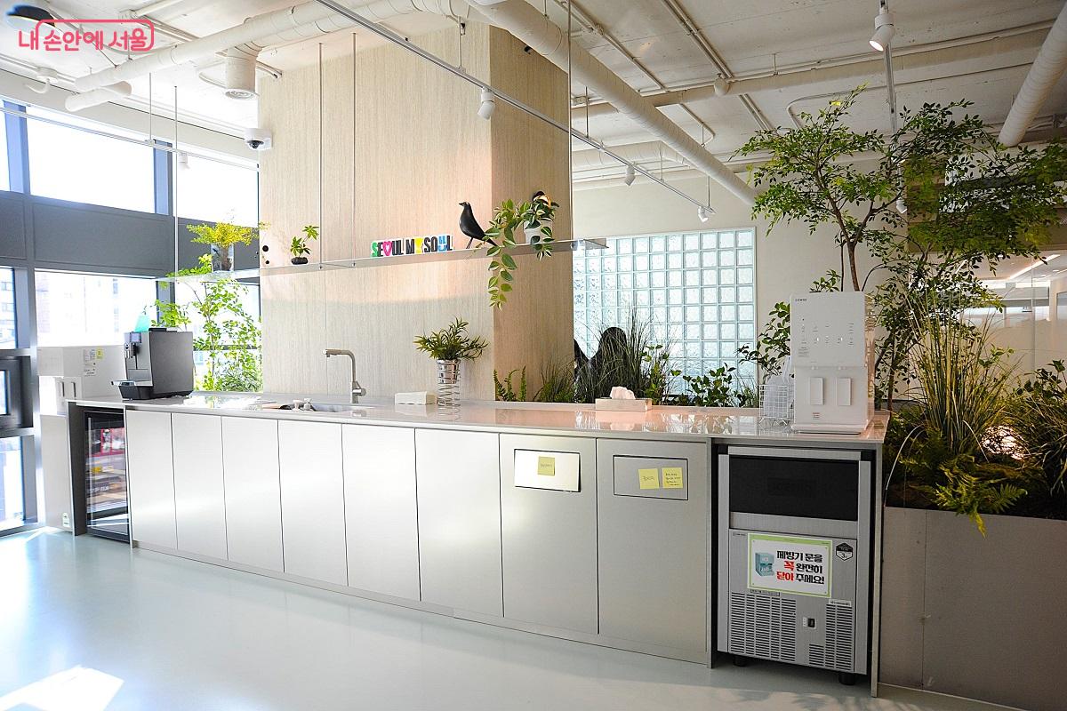 커뮤니티 라운지의 ‘커피 바’ ©조수봉