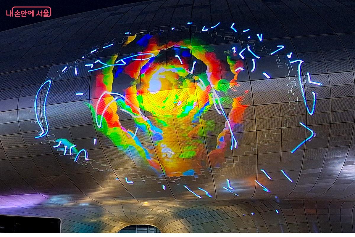 혼란 속에서도 빛을 향한 무한의 힘이 새로운 세계의 동력이 된다. &copy;백승훈