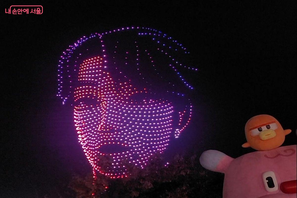 사자보이즈 진우의 얼굴 클로즈업 모습을 담아낸 드론ⓒ이동영