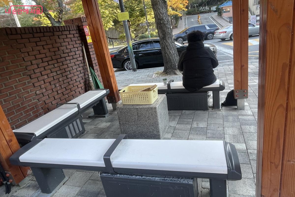 어르신 놀이터 이용자들이 앉아 쉴 수 있게 만든 벤치 공간 ©이정민